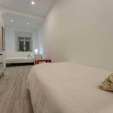 Apartment Centrally Located, Spacious And Full Of Light *