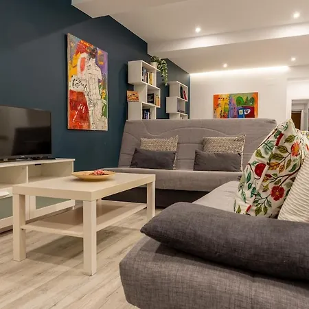 Centrally Located, Spacious And Full Of Light Apartment *