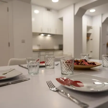 Apartmán Centrally Located, Spacious And Full Of Light *