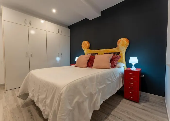 아파트 Centrally Located, Spacious And Full Of Light