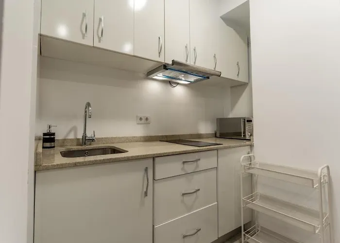 아파트 Centrally Located, Spacious And Full Of Light